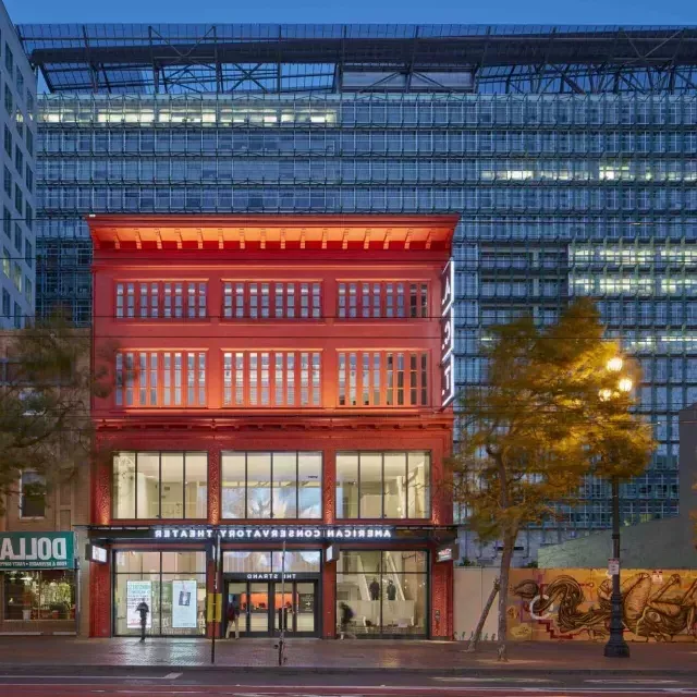 Exterior of the American Conservatory Theater at night. 威尼斯人官网平台app，加利福尼亚.